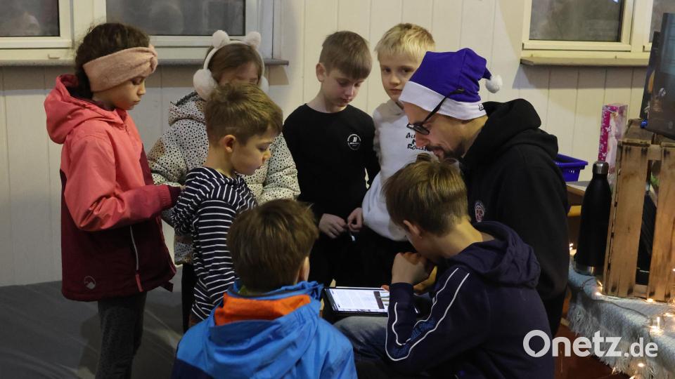 Kinderbuchautor Andy Fachtan war immer von Kindern umringt. Bild: rpp