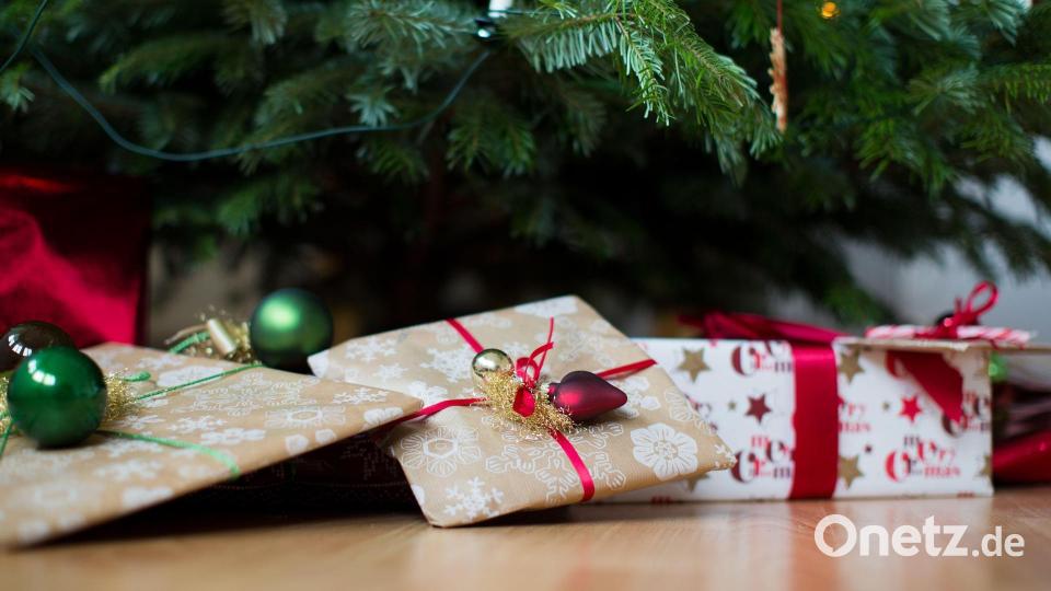 In Vohenstrauß gibt es heuer erstmals eine Weihnachts-Wunschbaum-Aktion. Die Jugendbeauftragten Anna Balk und Hannes Gilch wollen damit bedürftigen Familien helfen. Symbolbild: Rolf Vennenbernd/dpa