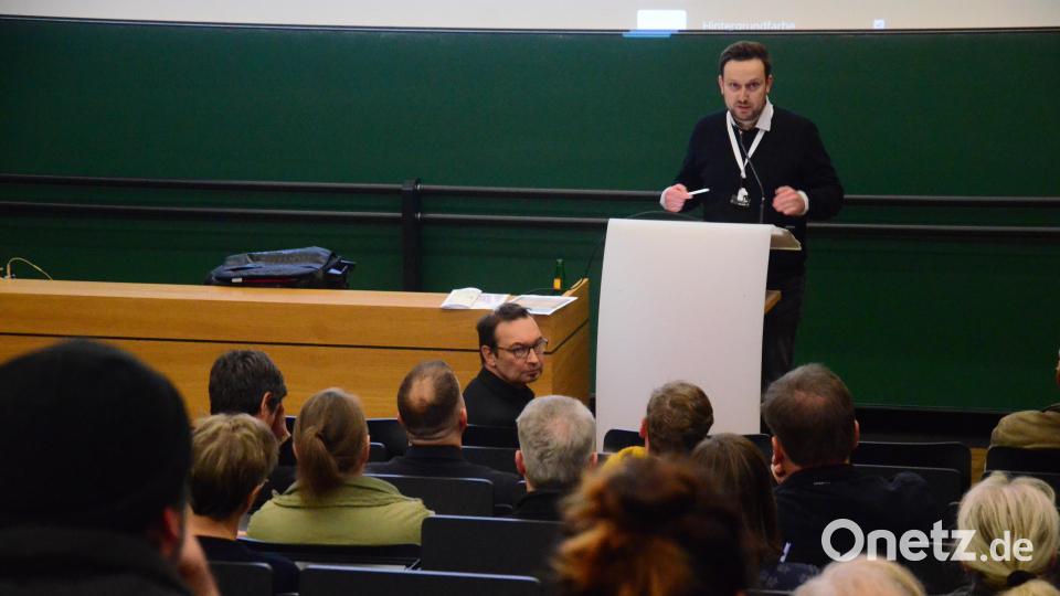 Peter Grossmann (stehend) von der DSK Stadtentwicklung in Nürnberg und Baudezernent Alkmar Zenger (links neben ihm) beantworten die Fragen der Bürger. Bild: Kunz