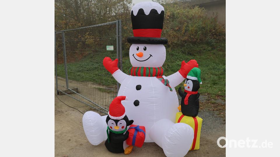 Schon von Weitem sichtbar, lockte das bunte Trio nicht nur Kinder zum ersten weihnachtlichen Markt ins Dekohäusl. Bild: rpp