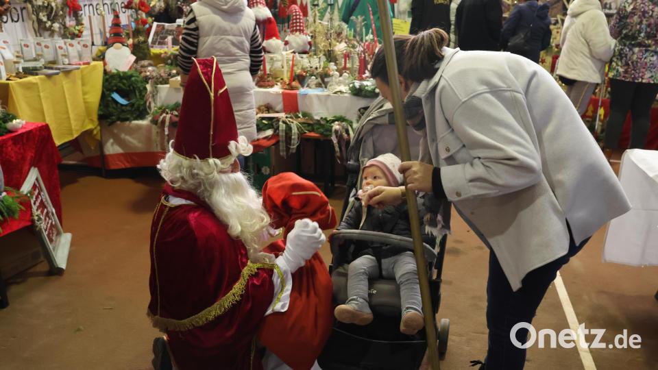 Auch der Nikolaus machte seine Runde und beschenkte die jüngsten Besucher mit Leckereien. Bild: rpp