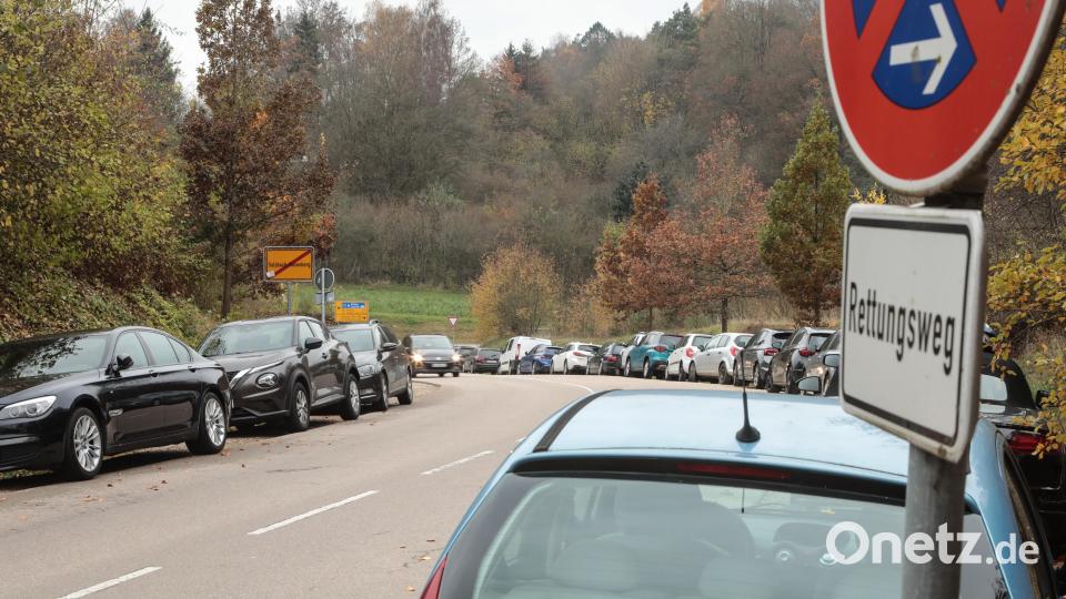 Bald soll hier oberhalb der Böschung auf der linken Seite ein neuer Parkplatz nur für Mitarbeiter von Krankenhaus und ambulantem Zentrum fertig sein – und damit den Parkdruck von der Straße nehmen. Bild: Wolfgang Steinbacher