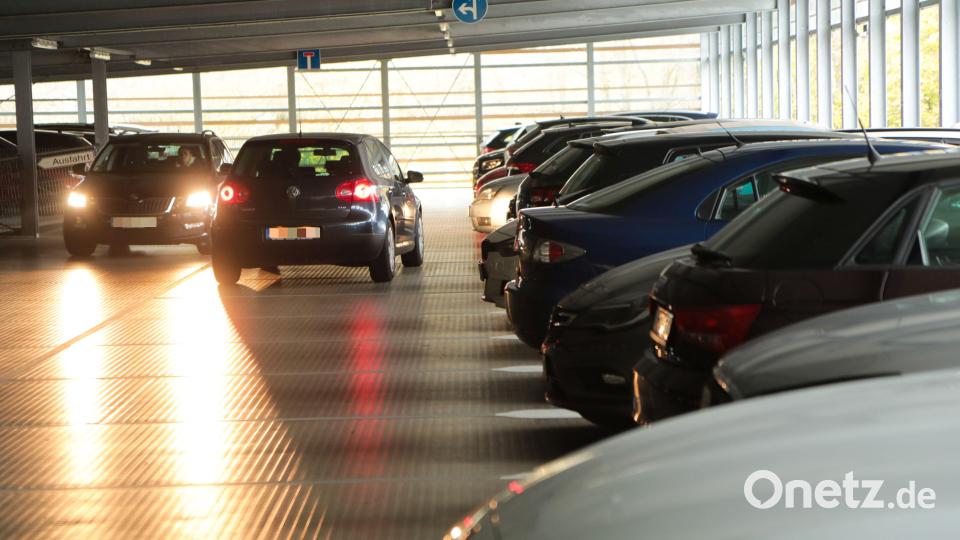 Im Parkdeck wird rangiert, gewendet, gehupt, geblinkt, auf freie Parkplätze gewartet – und oft genug brechen genervte Fahrer ihre Suche ab und fahren wieder hinaus, um im Wohngebiet nebenan ihr Glück zu versuchen. Schließlich haben viele nicht ewig Zeit, da ein Termin beim Arzt ansteht. Bild: Wolfgang Steinbacher