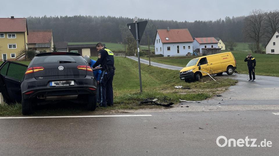 In Einsricht bei Illschwang ist es zu einem Unfall gekommen, in den ein VW und ein Postauto verwickelt waren. Bild: PI Sulzbach-Rosenberg