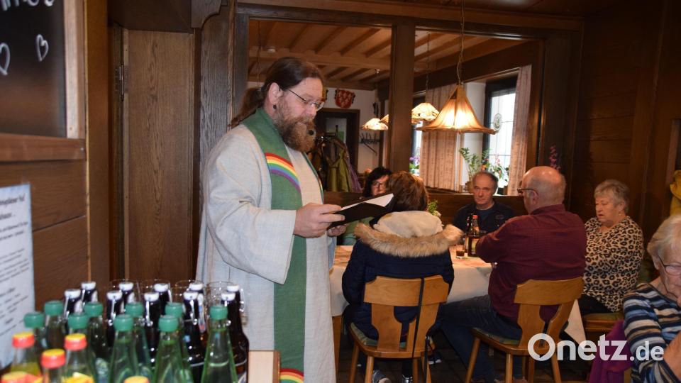 Diakon Bernd Deyerl bei seiner Predigt in der Gaststube des Königsteiner Hofes. Bild: hdk