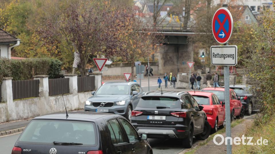 Dort, wo kein Halteverbotsschild steht, wird in der Krankenhausstraße jede freie Lücke genutzt, um das Auto abzustellen. Bild: Wolfgang Steinbacher