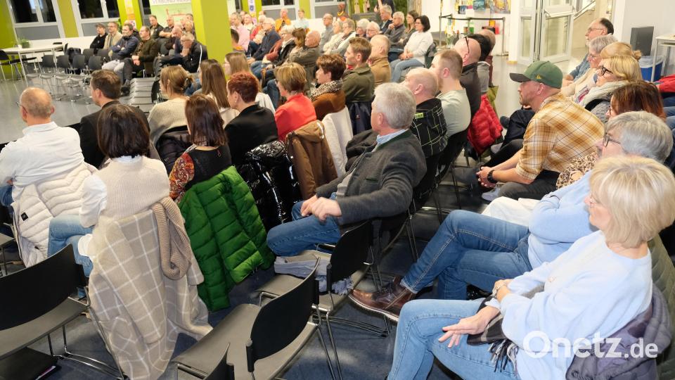 Eine Rekordzahl an Besuchern informiert sich in der Bürgerversammlung in der Aula der Grund- und Mittelschule über das aktuelle Stadtgeschehen. Bild: do