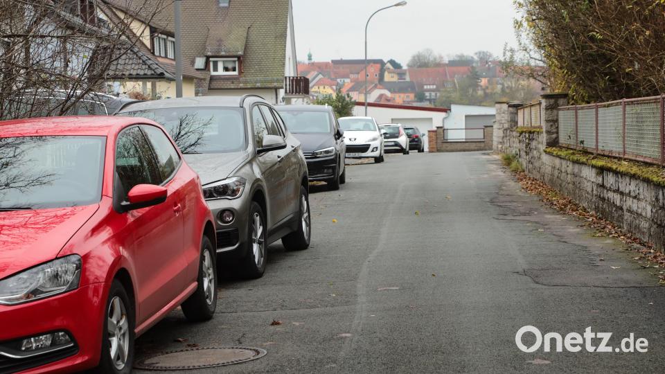 Die Anwohner der Albert-Schweitzer-Straße sind genervt. Der Mülllaster kommt oft nicht in die Sackgasse hinein, weil durch abgestellte Autos die Fahrbahn zu eng ist. Bild: Wolfgang Steinbacher
