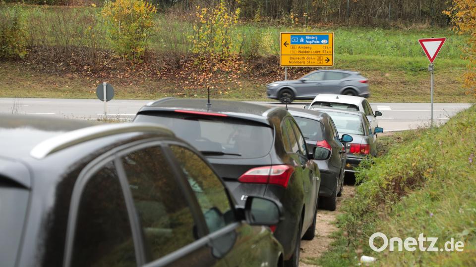 Die ganze Straßenlänge vom Krankenhaus bis zur Bundesstraße ist das Bankett zugeparkt. Bild: Wolfgang Steinbacher