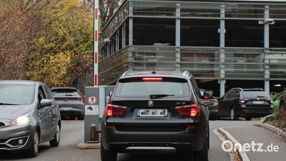 Die erste halbe Stunde auf den Parkplätzen vor und im Parkdeck am St.-Anna-Krankenhaus ist kostenlos, dann werden bis zu 6 Euro fällig (Tagesmaximum). Bild: Wolfgang Steinbacher