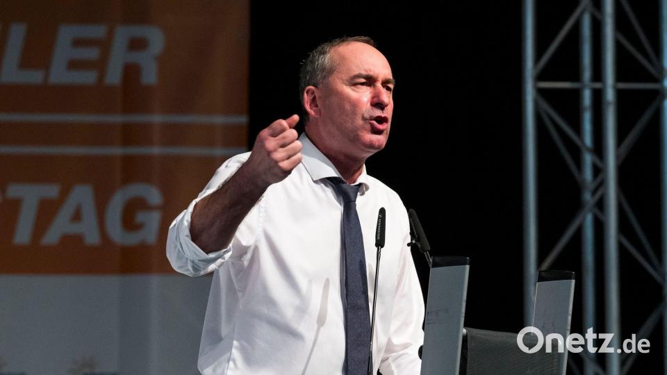 Hubert Aiwanger ist mit großer Mehrheit als Bundesvorsitzender der Freien Wähler bestätigt worden. Bild: Daniel Vogl/dpa