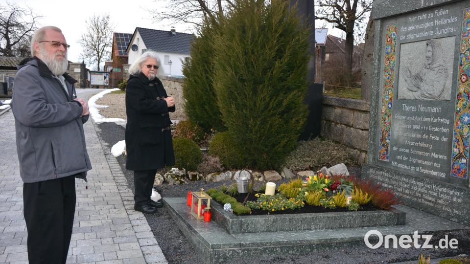 Vilsbiburgs Stadtpfarrer Peter König (rechts) kennt Konnersreuth bestens aus seiner Schulzeit in Fockenfeld, hier am Grab der Resl mit Pfarrseelsorger Pater Benedikt Leitmayr, im Jahr 2021. Archivbild: jr