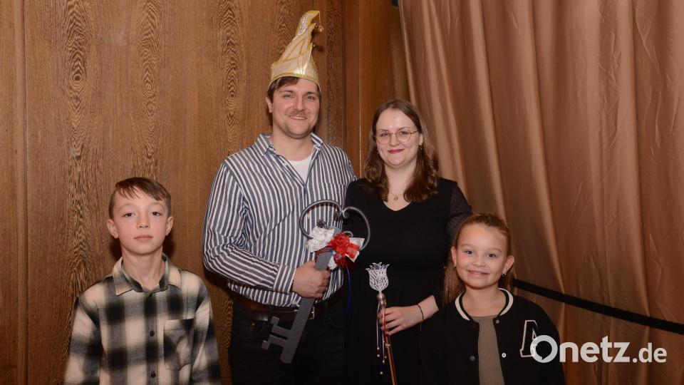 Sie sind die neuen Regenten der bevorstehenden närrischen Zeit: Das Faschingsprinzenpaar Florian III. und Julia II. und das Kinderprinzenpaar Jannis und Elli. Bild: bey