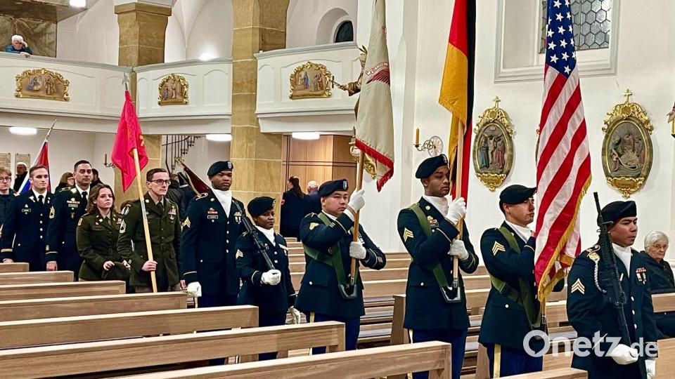 Einzug der einzelnen Fahnenabordnungen in die katholische Pfarrkirche Freihung. Bild: Gerhard Krones