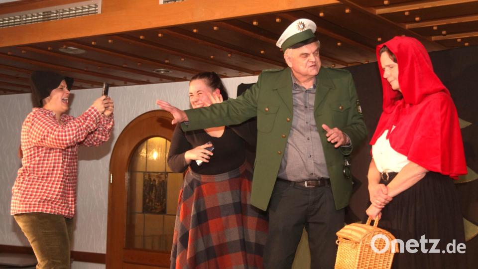 Hänsel und Gretel (links) sind verhaltensgestört, das Rotkäppchen (rechts) ist mit dem bösen Wolf verbündet. Der Wachtmeister sperrt sie ein Jahr lang in den Zauberwald. Bild: Hirsch