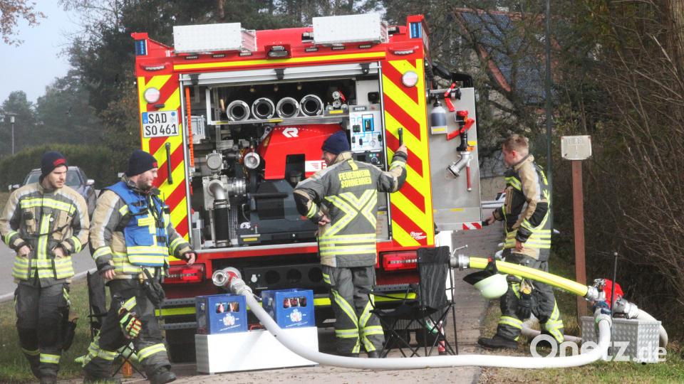 Von einem Hydranten am Stullner Berg legen die Einsatzkräfte der Feuerwehr eine 900 Meter lange Leitung und füllen den Hochbehälter. Bild: Hirsch