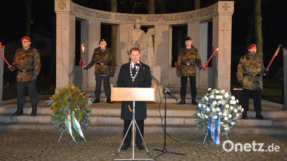Bürgermeister Stefan Grillmeier rief bei seiner Rede am Kriegerdenkmal zu mehr Dialog und gegenseitigem Respekt auf. Bild: jr
