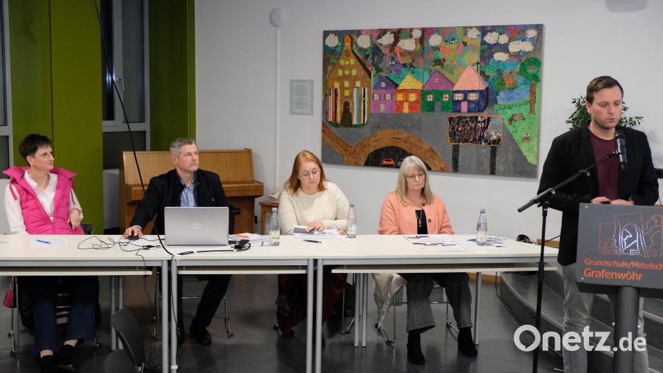 Rede und Antwort steht die Rathausverwaltung mit (von links) Kathrin Regler (Bauverwaltung), Geschäftsleiter Lorenz Kraus, Kämmerin Elena Jakimenko, zweiter Bürgermeisterin Anita Heßler und Kulturmanager Pirmin Balk im Diskussionsteil der Bürgerversammlung. Bild: do