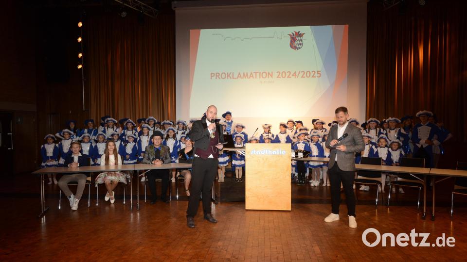 Präsident und Erster Vorstand Thomas Meyer (links) und Vizepräsident Michael Janker (rechts) sagen dem "alten" Prinzenpaar Thomas VII. und Vanessa II und dem Kinderprinzenpaar Ben und Annabell (links am Tisch) einen herzlichen Dank für ihren Einsatz. Bild: bey