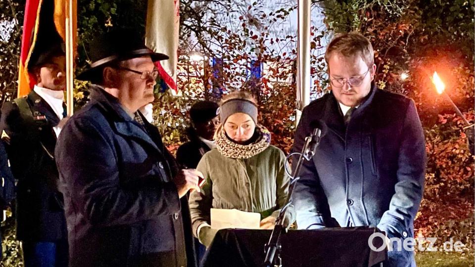 Marina Scheffler und Timo Häusler vom Europäischen Jugendprojekt Oberpfalz beeindruckten beim Totengedenken mit ihrem vorgetragenen Text zum Gedenken und Trauern. Bild: Gerhard Krones