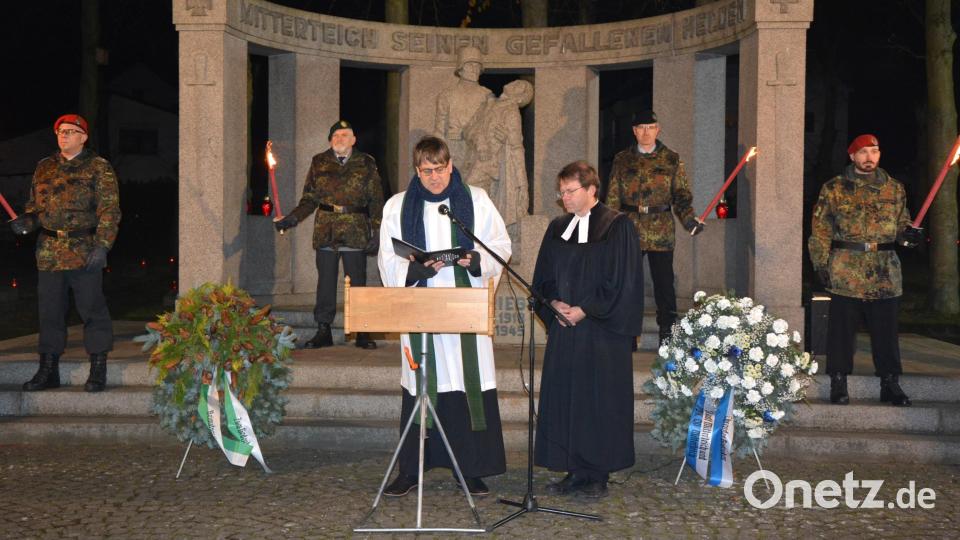 Stadtpfarrer Oliver Pollinger und der evangelische Pfarrer Andreas Kraft sprachen bei der Feier des Volkstrauertags Gebete vor dem Kriegerdenkmal. Mitglieder der Krieger-, Soldaten- und Reservistenkameradschaft Mitterteich stellten eine Ehrenwache. Bild: jr