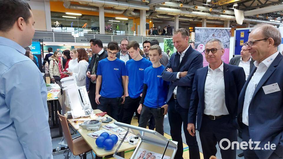 Der Messebetrieb wird mit einem Rundgang der Ehrengäste eröffnet. Archivbild: lg