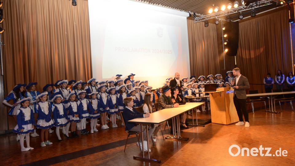 Präsident und Erster Vorstand Thomas Meyer (links) und Vizepräsident Michael Janker (rechts) sagen dem "alten" Prinzenpaar Thomas VII. und Vanessa II und dem Kinderprinzenpaar Ben und Annabell (links am Tisch) einen herzlichen Dank für ihren Einsatz. Bild: bey