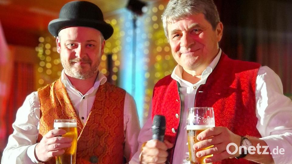 Moderator Bene (links) und Gstanzlsänger Bäff garantieren Humor und musikalische Unterhaltung Bild: mab