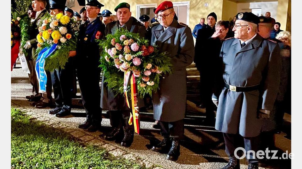 Soldaten- und Reservistenkameradschaft zusammen mit der Feuerwehr bei der Kranniederlegung. Bild: Gerhard Krones