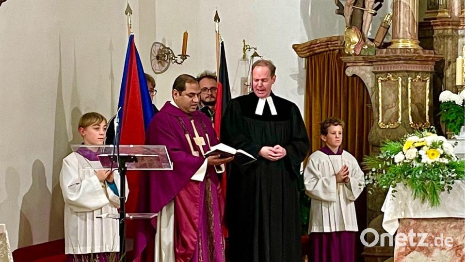 Pfarrer Benny Joseph und der evangelische Pfarrer Matthias Weih gemeinsam bei der Messe in der katholischen Pfarrkirche Freihung. Bild: Gerhard Krones