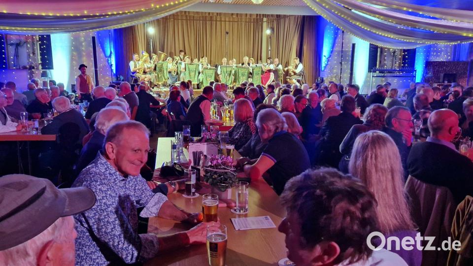 Im vollbesetzten Saal des Restaurant Miesberg herrscht beste Stimmung. Bild: mab