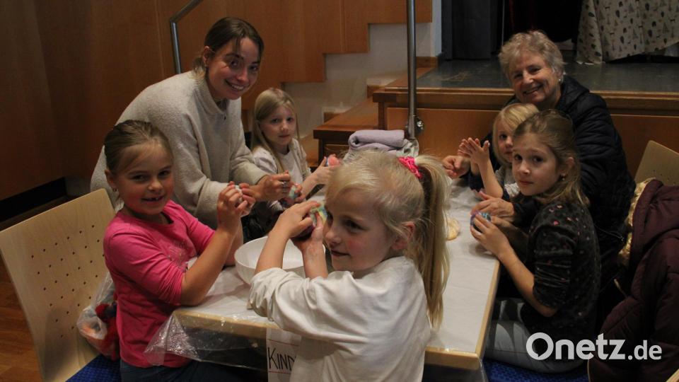 Ersmals filzte Annalena Kippes mit Kindern kleine Bälle. Bild: prh