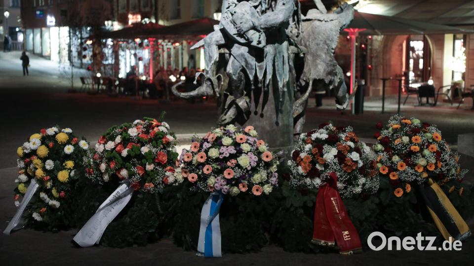 So stilvoll waren die Kränze, die neben Vertretern der Stadt und der Bundeswehr auch Verantwortliche der Polizei und anderer Verbände platzierten. Bild: Wolfgang Steinbacher