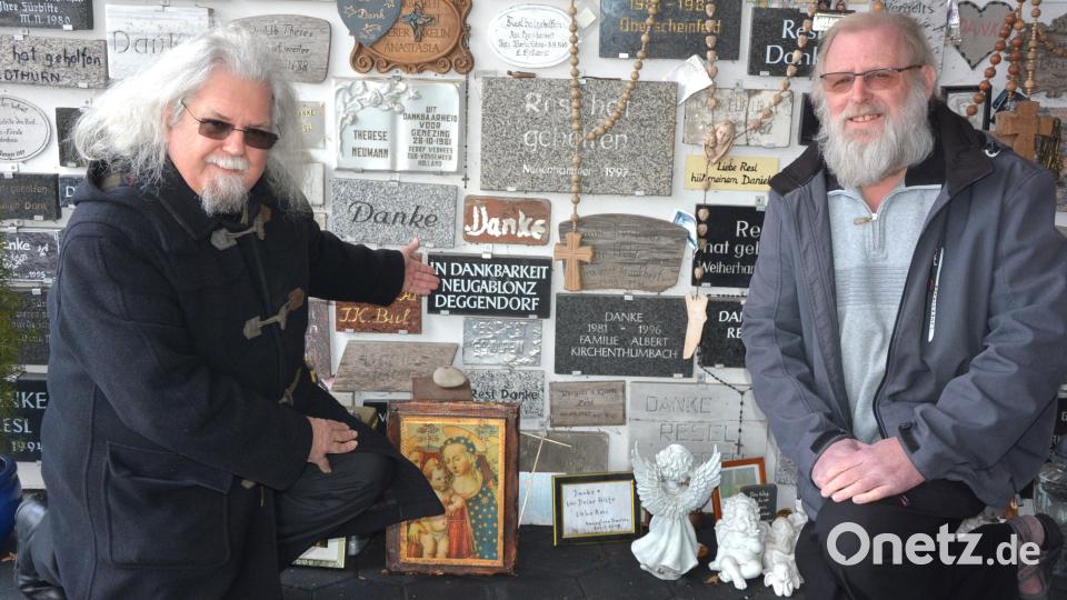 Pfarrer Peter König (links) besuchte 2021 auch die Votivtafelkapelle, wo mit allerlei Gebetserhörungen aus aller Welt der Fürsprache der Resl gedankt wird, mit im Bild Pfarrseelsorger Pater Benedikt Leitmayr. Archivbild: jr