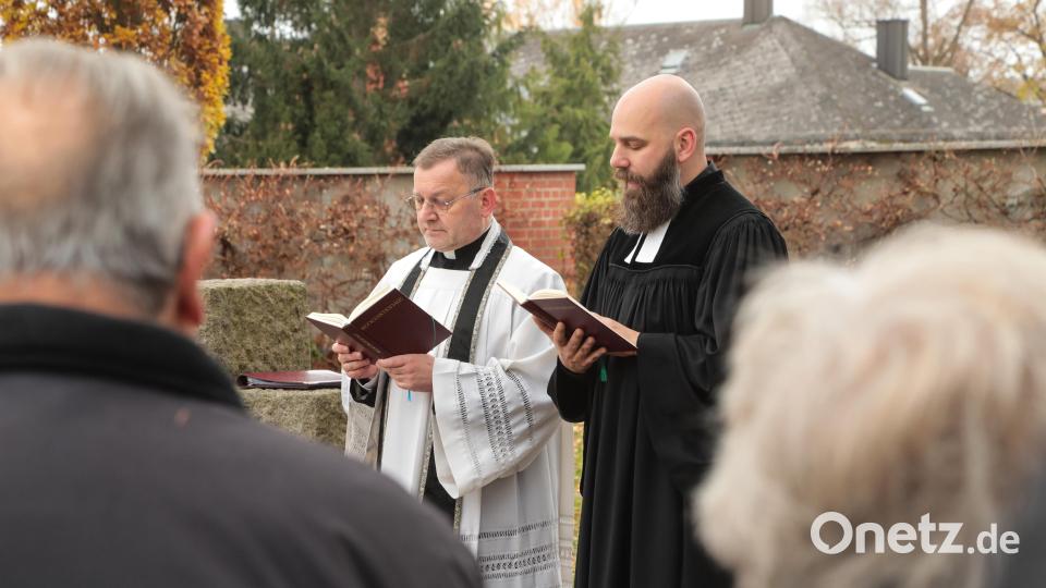 Markus Brunner von der Pfarrei St. Georg (links) und David Scherf setzten am Sonntag, 17. Novembe, ein überkonfessionelles Zeichen. Bild: Wolfgang Steinbacher
