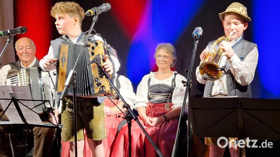 Leo und Fabian aus Stamsried spielen sich in die Herzen der Zuhörer. Bild: mab