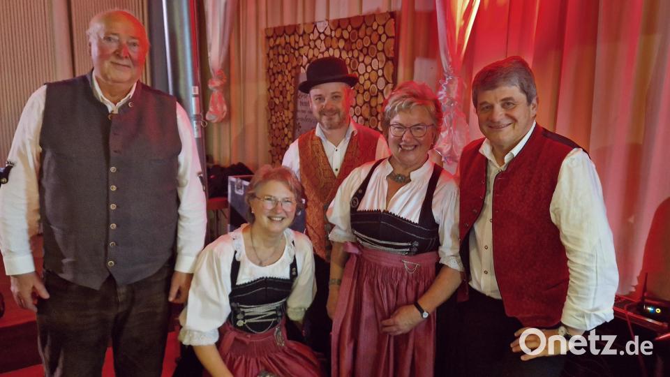 Die Geschwister Winterer mit Anton Reiger (links) zusammen mit den beiden Humoristen Bene und Bäff. Bild: mab