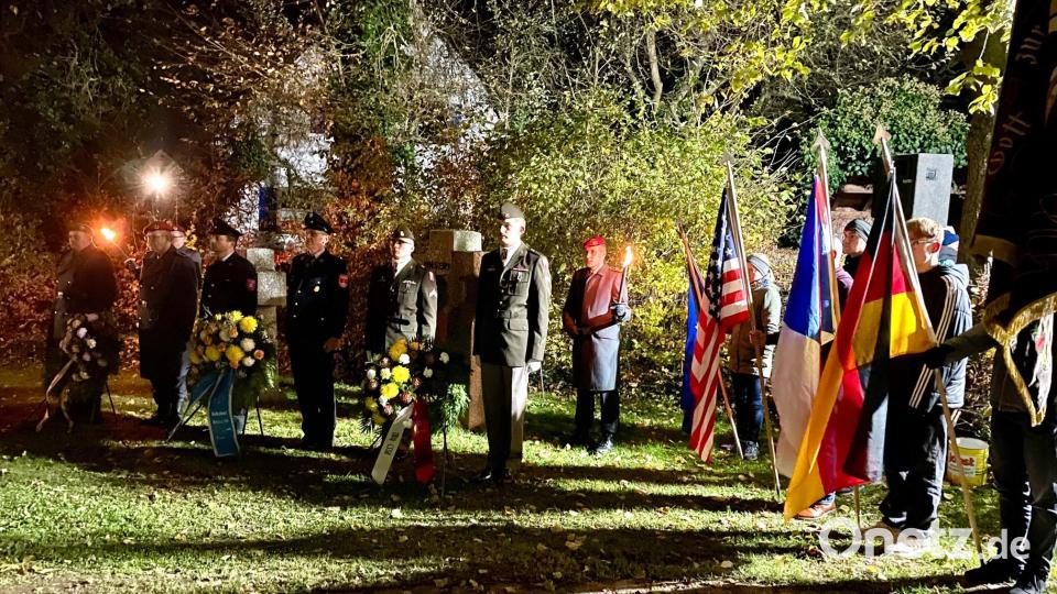 Verschiedene Abordnung legten Kränze beim Kriegerdenkmal ab. Bild: Gerhard Krones