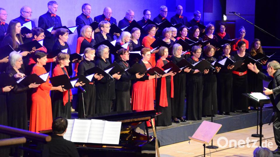 Der Weidener Kammerchor eröffnete 2023 den Benefizabend des Hilfswerks &quot;Adventslicht&quot; mit &quot;Machet die Tore weit&quot;. Archivbild: Kunz