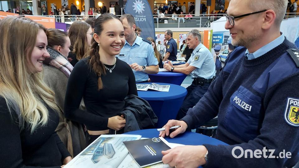 Auch Behörden informieren über ihre Berufsprofile, wie die Bundespolizei bei der Abimesse vor zwei Jahren. Archivbild: lg