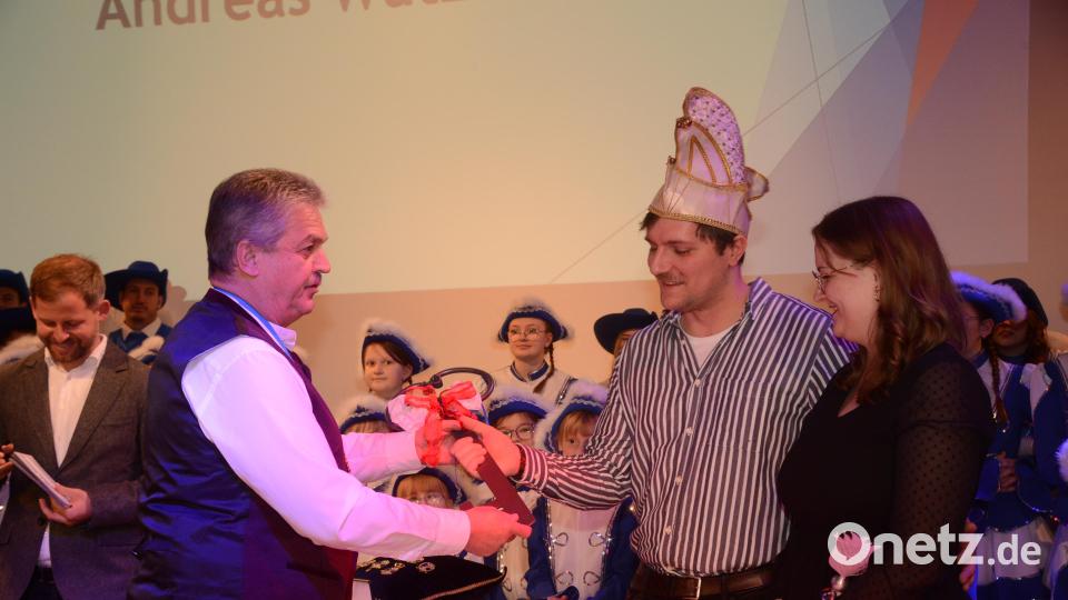 Bürgermeister Andreas Wutzlhofer (links) übergibt dem neuen Faschingsprinzenpaar Florian III. und Julia II. den Stadtschlüssel. Bild: bey