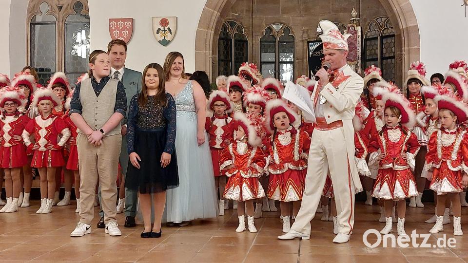 Christian Kellner, der Präsident der FG Knappnesia, stellte das Kinderprinzenpaar Leyla I. und Paul I (vorn). sowie das Prinzenpaar Vanessa I. und Dominik I. vor. Bild: mfh