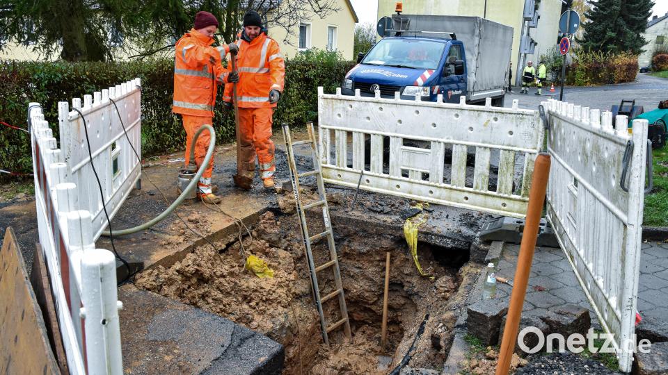 Ein zweieinhalb Meter tiefes Loch klafft in der Uhlandstraße. Weil es eine Wasserleitung zerrissen hat, sind die Stadtwerke dabei, das Leck wieder abzudichten. Bild: Stephan Huber