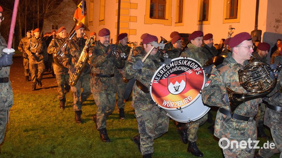 Das Heeresmusikkorps aus Veitshöchheim unter der Leitung von Hauptmann Wolfgang Dietrich gestaltet die Gelöbnisfeier im Schlossgarten. Bild: bö