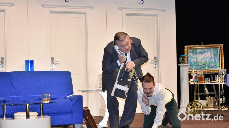 Urkomische Szenen brachten Jens Ulrich Seffen (links) und Samuel Merold beim LTO-Theaterstück: &quot;Dinner für Spinner&quot; auf die Bühne der Stadthalle Grafenwöhr. Bild: rgr