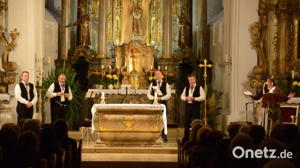 Das &quot;Kastelruther Männerquartett&quot; bot ein wunderbares Konzert in der St.-Felix-Kirche. Helga Mahlknecht (rechts) führte mit einfühlsamen Worten durch das Programm. Bild: bey