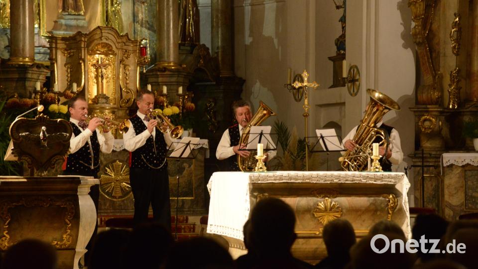 Das &quot;Kastelruther Männerquartett&quot; überzeugt nicht nur mit seinem Gesang. Die vier Sänger beherrschen ihre Blasinstrumente genau so hervorragend. Bild: bey