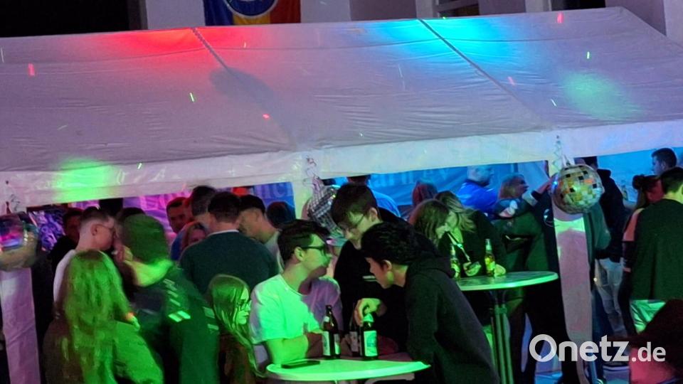 Erst zur vorgerückter Stunde füllte sich das Löwenzelt in der Turnhalle. Bild: gz