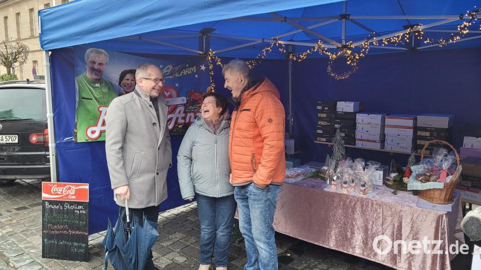 Auch Bürgermeister Roman Schäffler stattete dem Stand von Anja und Bruno Rauh (von links) einen Besuch ab. Bild: Stadt Kemnath/exb