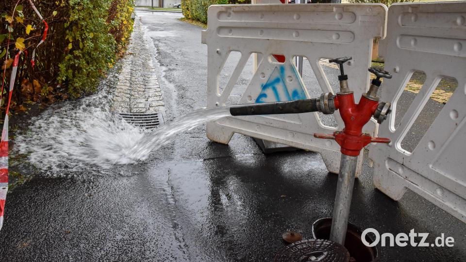 Im Stadtgebiet von Sulzbach-Rosenberg haben sich in den letzten Tagen die Rohrbrüche gehäuft. Die Mitarbeiter der Stadtwerke sind im Dauereinsatz, um die Schäden schnellstmöglich zu beheben. Bild: Stephan Huber